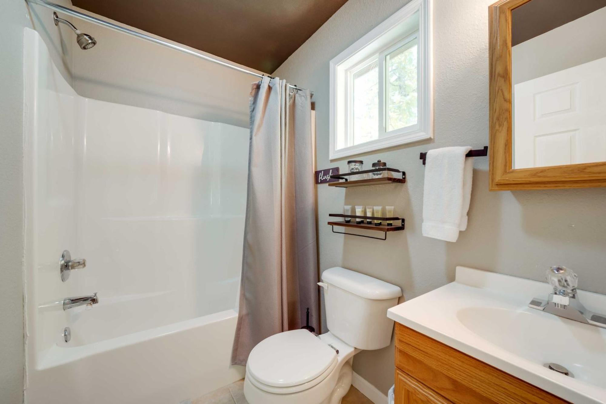 Cozy Whittier Cabin And Yard And Hot Tub, Pets Welcome Eksteriør bilde